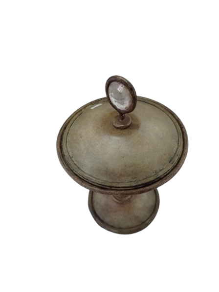 Imagen de Contenedor Antiguo De Metal Con Tapa Decorativa – Estilo Vintage