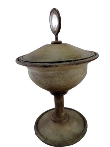 Imagen de Contenedor Antiguo De Metal Con Tapa Decorativa – Estilo Vintage