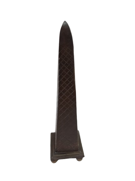 Imagen de Obelisco Decorativo Tallado Con Textura Geométrica – Escultura De Mesa / Escritorio