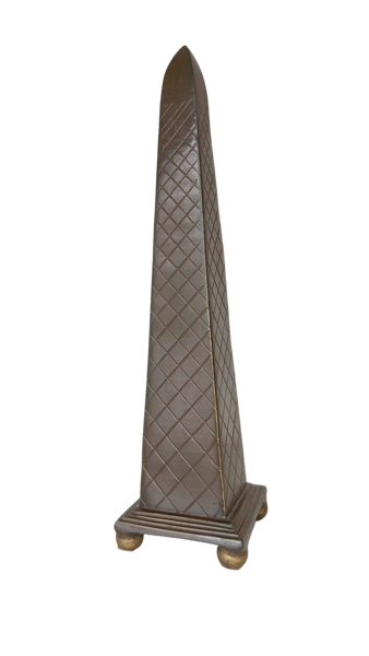 Imagen de Obelisco Decorativo Tallado Con Textura Geométrica – Escultura De Mesa / Escritorio