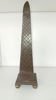 Imagen de Obelisco Decorativo Tallado Con Textura Geométrica – Escultura De Mesa / Escritorio